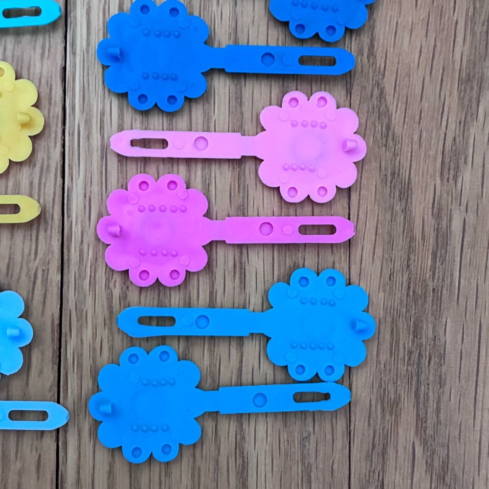 Plastic retro hair barrettes. Set of 34 Snap Close Daisy hair clips. Opaque - Picture 3 of 11